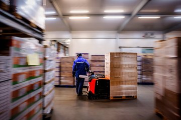 Mann im Lager mit Kartons