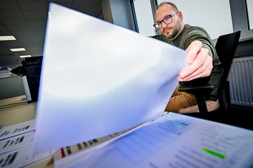 Büro Mitarbeiter mit Zetteln