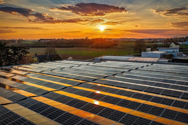 Photovoltaik im Sonnenuntergang fotografiert